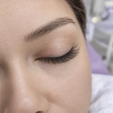 Pose d’extensions de cils cil à cil